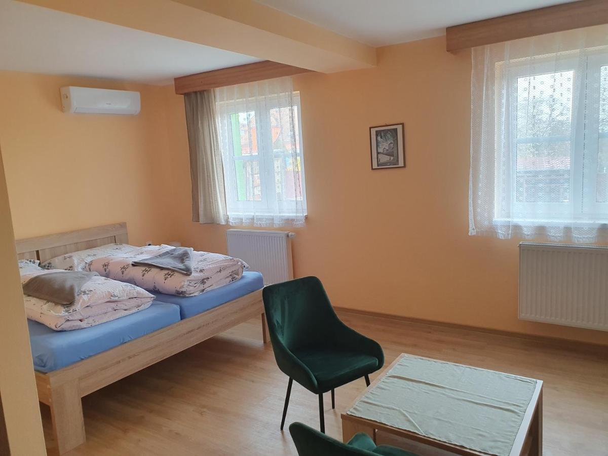 Pension Zeleny Strom Микулов Екстериор снимка