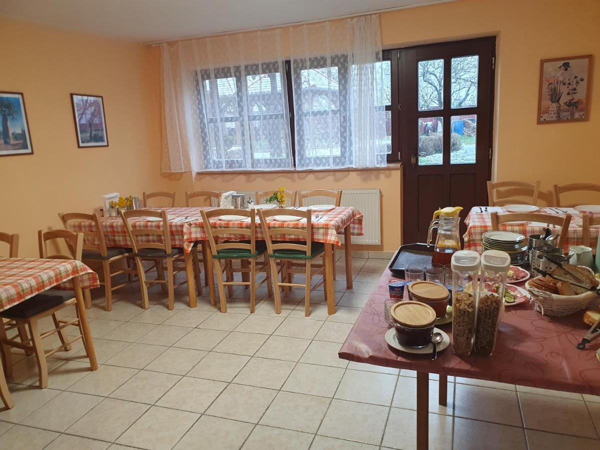 Pension Zeleny Strom Микулов Екстериор снимка