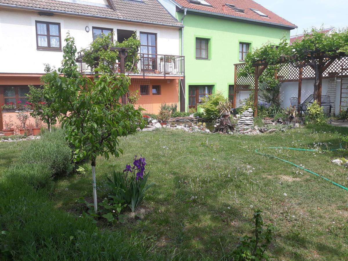 Pension Zeleny Strom Микулов Екстериор снимка